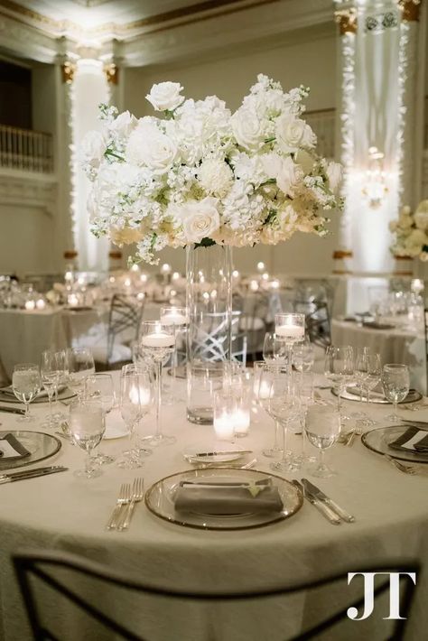 Candle Theme Wedding, Wedding Hairstyles Side, Wedding Centerpieces Ideas, Wedding Ideas Rustic, White Wedding Centerpieces, Tall Floral Arrangements, White Floral Centerpieces, Outdoor Wedding Ideas, White Flower Arrangements