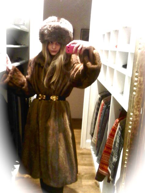 Russian Woman in a Fur Coat Estilo Rachel Green, Estilo Emo, Russian Winter, Winter Princess, Winter Chic, I'm With The Band, Russian Fashion, Winter Aesthetic, Look Cool