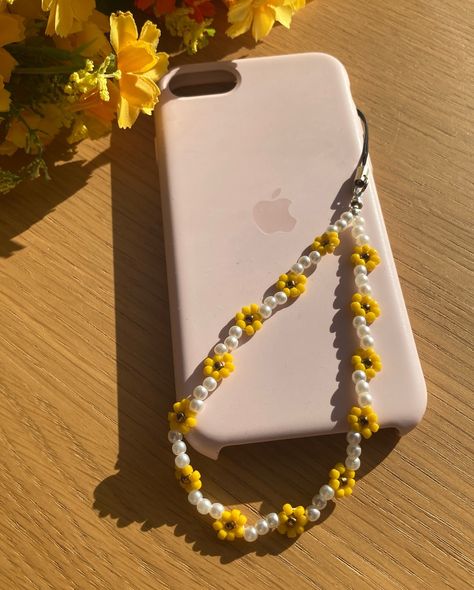 Beaded flower phone straps 🌸🌼🌺 Which colourway is your fave? #phonestraps #phonebeads #beadedflower #phoneaccessories #cottagecoreaesthetic Flower Cottagecore, Diy Phone Case Design, Phone Accessories Diy, Phone Straps, Collage Phone Case, Diy Jewelry Unique, Pearls Diy, Beaded Necklace Diy, Handmade Jewelry Tutorials