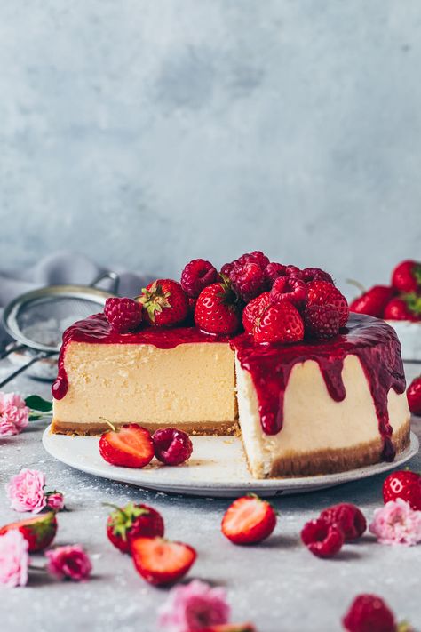 New York Cheesecake Recipe. Easy Vegan Cheesecake. Dairy-free, egg-free, gluten-free. Cheesecake Food Photography, Easy Vegan Cheesecake, Vegan Cheesecake Easy, Food Photography Dessert, Vegan Cheesecake Recipe, Cake Mini, Dessert Photography, Vegan Cheesecake, New York Cheesecake