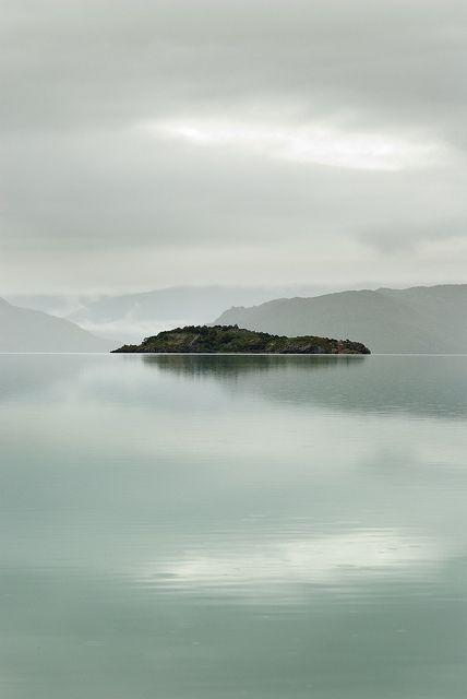 Morning on Lake Nordenskjold Magic Places, Belle Nature, Foto Inspiration, Pics Art, Land Scape, Beautiful World, In The Middle, The Great Outdoors, Mother Nature