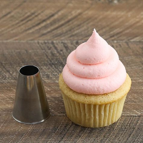 Different Piping Tips, How To Ice Cupcakes, Frost A Cupcake, Cupcake Frosting Techniques, Cupcake Frosting Tips, Frosting Designs, Cupcake Decorating Techniques, Frost Cupcakes, Cupcake Piping