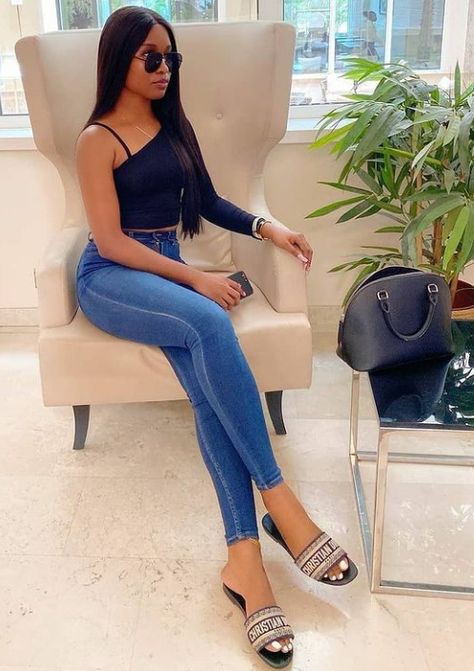 Smart and Classy Styles for Saturday Afternoon Hangout. - Stylish Naija Saturday Afternoon Outfit, Short Evening Dresses Classy, Hangout Outfit, Chic Feminine Style, Culottes Outfit, Stylish Naija, Fitted Jeans, Outfit 2023, Thanksgiving Fashion