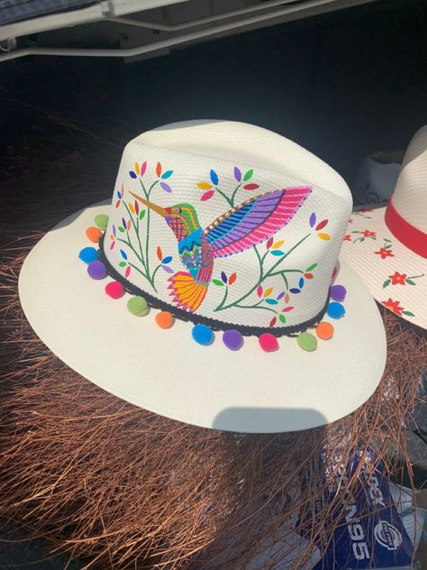 Sombrero Lona de algodon. #Pintado a mano #resistente al agua Sombreros Decorados Ideas, Straw Hat Diy, Cap Painting, Painted Clothes Diy, Mexican Hat, Hat Display, Painted Hats, Beaded Hat, Diy Hat