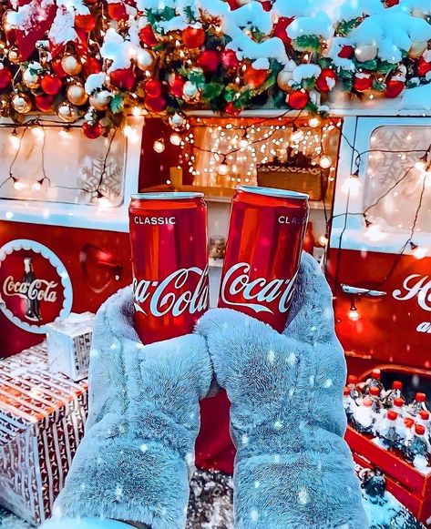 Coca Cola Christmas, Christmas Dreaming, Rustic Christmas Wreath, Preppy Christmas, Christmas Collage, Christmas Scenery, Days Till Christmas, Cute Christmas Wallpaper, Cosy Christmas