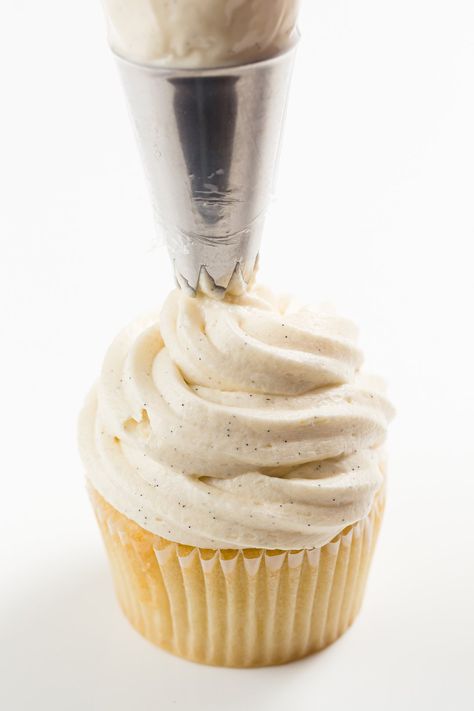 Sour Cream Icing, Sour Cream Frosting, Cinnamon Cupcakes, Caramel Dessert Recipes, Salted Caramel Frosting, Caramel Cupcakes, Caramel Buttercream, Caramel Desserts, Caramel Frosting