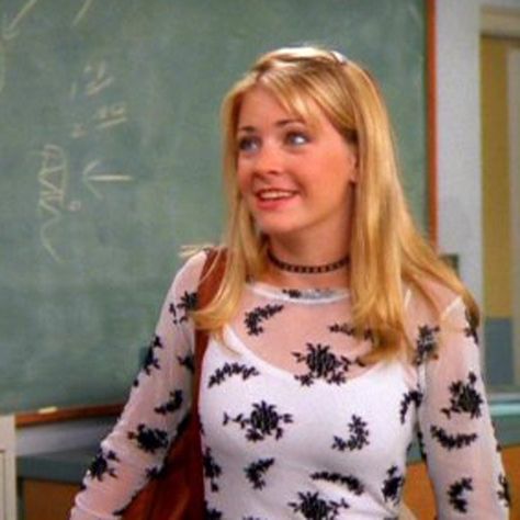 Vintage Looks To Bring Back This Summer From The '50s to '90s Sabrina Spellman Outfit, Sabrina Cast, Choker Outfit, Sabrina The Teenage Witch, 90’s Outfits, Melissa Joan Hart, 90s Fashion Women, Tattoo Choker, Witch Fashion