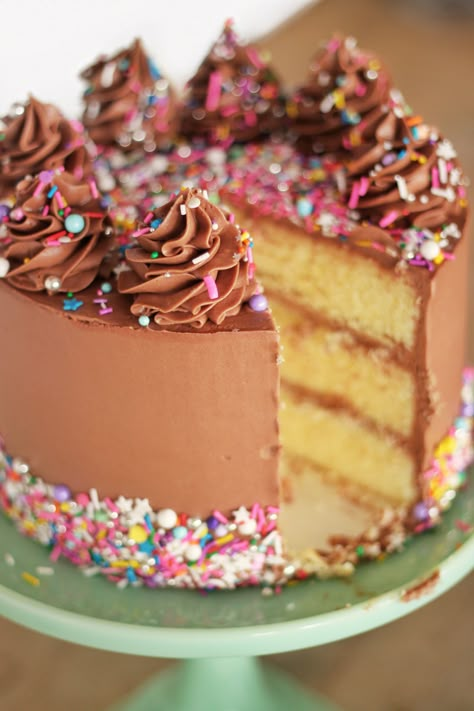 Tender yellow cake layers with chocolate buttercream. Is there anything more classic than a yellow cake with chocolate frosting? I continue to… Yellow Layer Cake, Yellow Cake With Chocolate Frosting, Chocolate Buttercream Cake, Cake With Chocolate Frosting, Yellow Cake Recipe, Cake Frosting Recipe, Chocolate Buttercream Frosting, Cake Layers, Yellow Cake