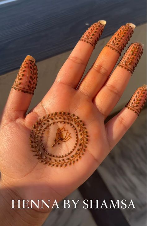 Simple Minimal Mehndi Designs, Minimal Palm Henna Design, Minimal Palm Mehndi Design, Wrist Mehndi Designs Simple, Minimal Mehndi Designs Palm Simple, Palm Mehendi Minimal, Minimal Mehendi Designs Aesthetic Palm, Minimal Henna Designs Palm, Minimal Henna Designs Simple