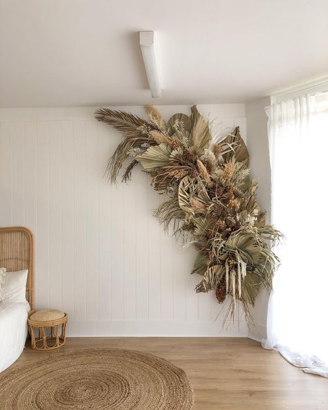 Pampa Wall Decor, Pampas Wall Installation, Boho Studio Decor, Salon Art Wall, Pampas Wall Decor, Flower Wall Decor Diy, Palm Leaf Decor, Photo Studio Design, Boho Wedding Backdrop