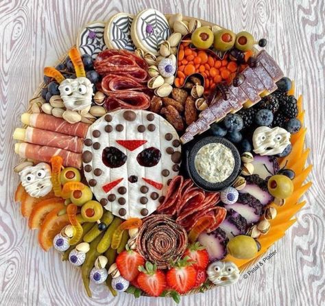 Halloween charcuterie board Snack Halloween, Halloween Charcuterie, Spooky Food, Fun Halloween Food, Halloween Party Dinner, Halloween Food Treats, Charcuterie Inspiration, Snack Board, Halloween Appetizers