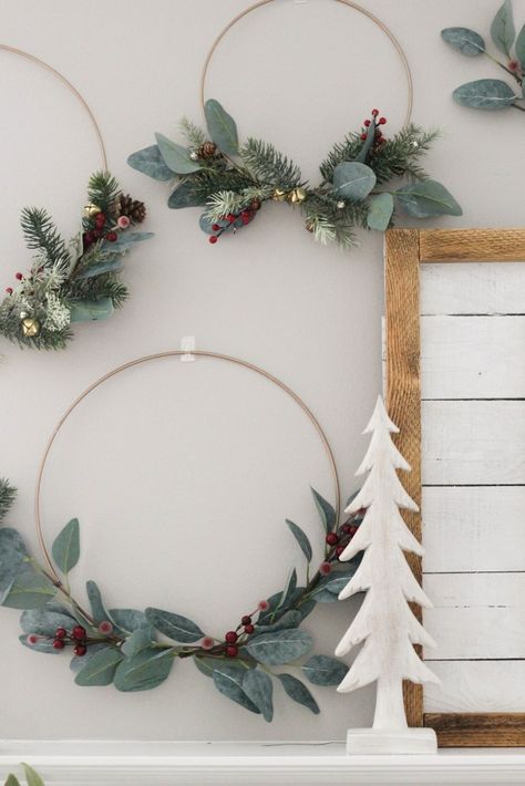 Metal Wreaths, Hoop Wreaths, Christmas Wreath Decor, Weihnachten Diy, Noel Diy, Christmas Wreaths To Make, Wreaths Diy, Minimalist Christmas, Diy Stationery