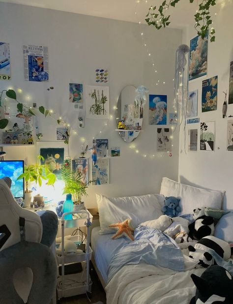 Ocean Themed Wall Decor, Blue Walls Bedroom Aesthetic, Blue Themed Apartment, Water Theme Room, Cute Minimalist Room, Octopus Bedroom, Green Blue Room, Very Small Room Ideas, Room Inspiration Blue