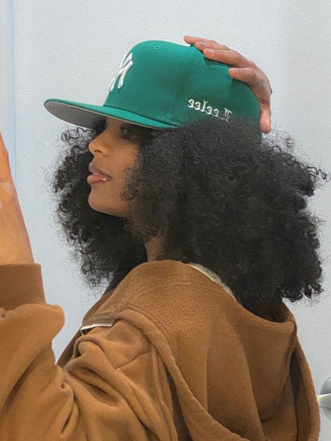 Womens Fitted Hat Outfit, Face Cap Outfit For Women, Afro Hair With Hat, Baseball Cap With Curly Hair, Snapback Hat Outfit For Women, Snapback Hats Outfit, Snapback Hat Outfit, Hair With Baseball Hat, Fitted Cap Outfit Black Women