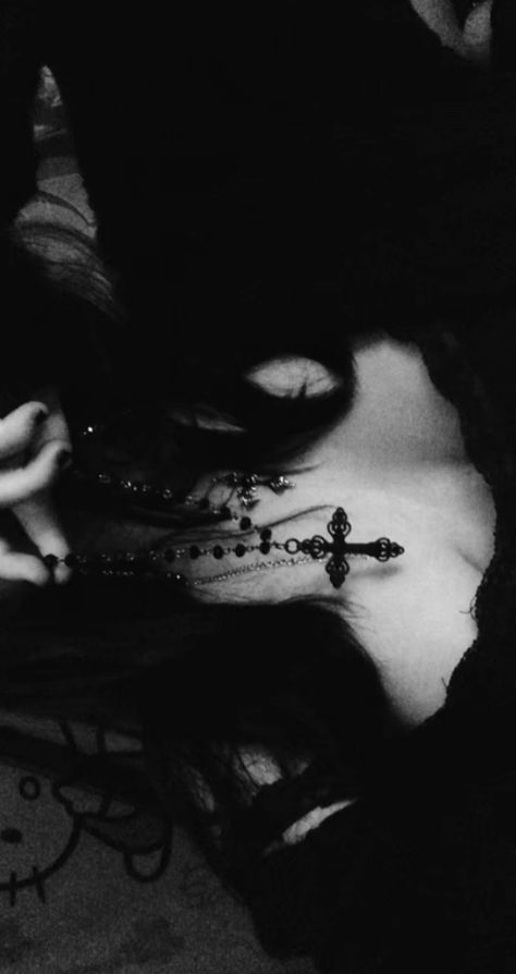 White Goth Aesthetic, Vampire Goth Aesthetic, Corvina Clemm, Romantic Goth Aesthetic, Gothic Culture, Black Vampire, Aesthetic Black And White, White Goth, Goth Subculture