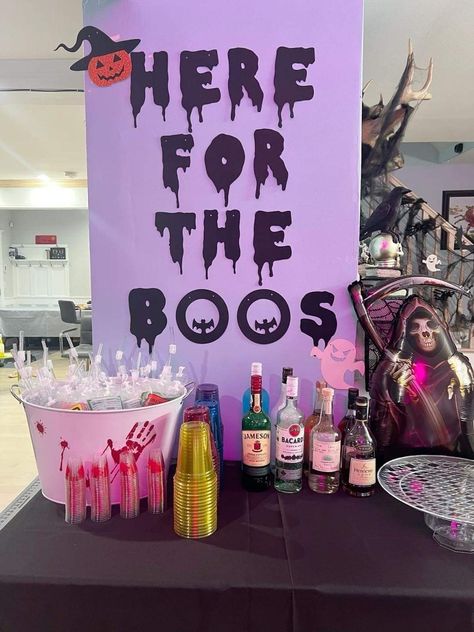 Halloween Drink Bar Ideas, Hollween Party Decoration, Resident Halloween Party, Halloween Party Ideas Apartment, Cheap Easy Halloween Decorations Party Ideas, Halloween Birthday Theme For Adults, Halloween Decorations House Party, Halloween 20th Birthday Party, 18th Birthday Party Ideas Halloween