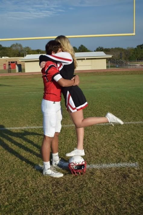 Cheerleader/Football couple Cheerleader And Football Player Couple, Football And Cheerleader Couples, Basketball Couple Pictures, Football Couple Pictures, Harvard Football, Football Cheerleader Couple, Girls Playing Football, Cute Couples Football, Basketball Couples