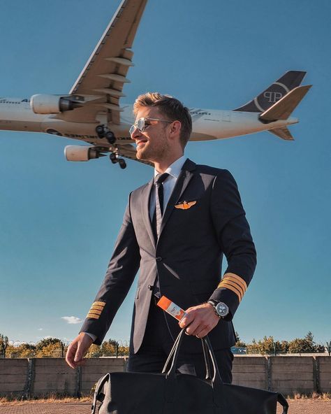 Pilot Wallpaper Airplane, Pilot Wallpaper, Work After Vacation, Pilot Uniform Men, Wallpaper Airplane, Pilot Career, Ugly Love Colleen Hoover, Plane Photography, Pilot Uniform