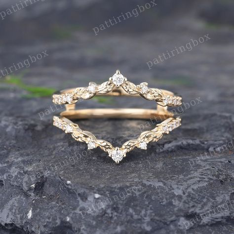 Vintage Curved wedding band Ring Enhancer Unique Moissanite Yellow gold Double wedding band Art deco Cluster Matching Stacking band Promise ring ◆RING DETAILS: Stone: Moissanite or Natural Diamonds Shape: Round cut Stone weight: About 0.15ct ◆Band Width:4.7mm ◆Band Thickness:1.2mm Oval ring set: https://www.etsy.com/au/listing/1168271246/oval-moissanite-engagement-ring-set-rose?ref=listings_manager_grid Hexagon ring set: https://www.etsy.com/au/listing/1167639674/hexagon-cut-moissanite-engagemen Double Wedding Band, Wedding Ring Upgrade, Wedding Ring Enhancers, Double Wedding Bands, Gold Band Wedding Ring, Hexagon Ring, Wedding Ring Bands Set, Simple Wedding Bands, Contour Wedding Band