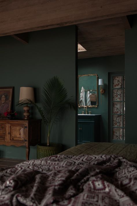 Dark Teal Bedroom Ideas, Dark Teal Bedroom, Forest Green Bedrooms, Emerald Green Bedrooms, Dark Green Rooms, Green Bedroom Walls, Moody Bedroom Ideas, Dark Green Walls, Teal Bedroom