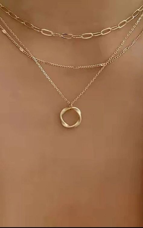 Classy Layered Necklaces, Gold Minimalist Jewelry Aesthetic, Jewellery Inspo Necklaces, Trendy Gold Jewelry 2024, Minimal Pendant Necklace, Good Necklaces, Cute Dainty Necklaces, Modern Gold Jewelry For Wedding, Cute Gold Necklaces