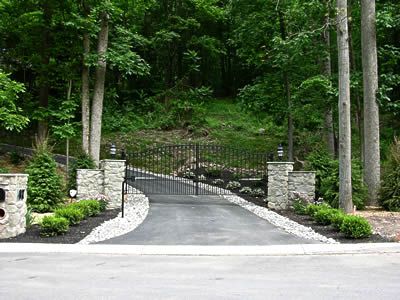 Asphalt and rock border Driveway Drive Up Driveway House, End Of Driveway Ideas Entrance, Driveway Gate Ideas, Property Entrance, Farm Gates Entrance, Gated Driveway, Pavers Driveway, Landscaping Entrance, Grey Pavers