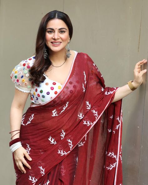 I Love That My Saree is so Christmasy!!! 🎄 #Preeta #KundaliBhagya @zeetv | Instagram Shraddha Arya, Bollywood Designer Sarees, Kundali Bhagya, Maroon Saree, Indian Tv Actress, Bridal Dress Design, Stylish Sarees, Beautiful Women Over 40, Indian Actress Hot Pics