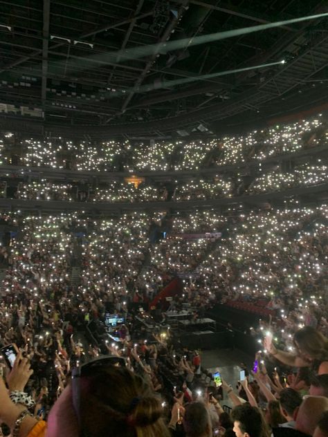 Crowd Of People Aesthetic, Concert Crowd Aesthetic, Crowd Aesthetic, Sr Y Sra Smith, Matching Friend Tattoos, Concert Crowd, Flash Lights, Trilogy Tour, Matching Friend