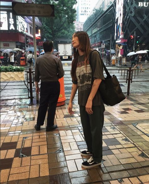 Jayne Min (stopitrightnow) wearing a XL Sepultura t-shirt and large pants with black vans. via https://www.instagram.com/p/BKkXr-7jrxr/?taken-by=stopitrightnow Outfits With Vans Slip Ons, Slip On Vans Outfit, Black Slip On Vans Outfit, Vans Pants, Skater Pants, Large Pants, Slip On Vans, Vans Outfit, Black Vans