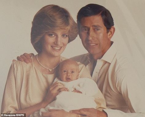 Prinz Charles, Prince And Princess Of Wales, Principe William, Funny Postcards, Princess Diana Family, Princess Diana Pictures, Royal Couple, Baby Prince, Princes Diana