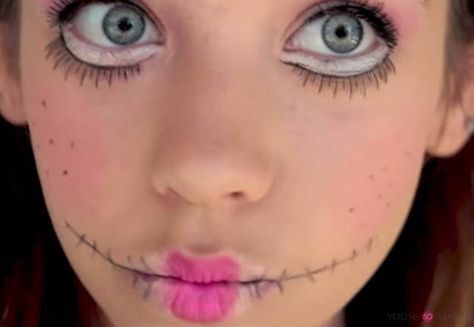 This creepy doll costume is super easy to create. Creepy Doll Costume, Creepy Doll Makeup, Doll Makeup Tutorial, Doll Makeup Halloween, Halloween Smink, Doll Face Makeup, Unique Halloween Makeup, Creepy Doll Halloween, Dolls Halloween