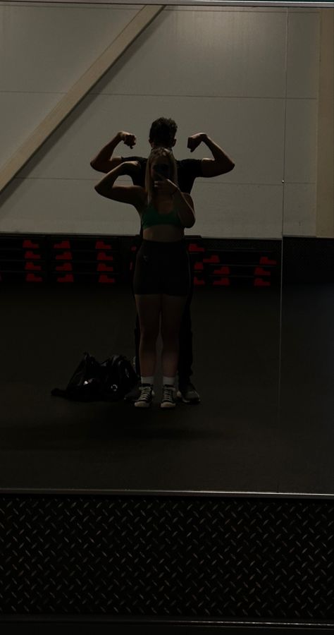 Gym mirror picture, couples pictures, vision board, gym outfits, fitness, inspiration, dark themed mirror selfies, gym studio. Gym Couple Aesthetic Faceless, Couple Gym Goals, Couple Workout Aesthetic, Couple Gym Pics, Gym Shark Aesthetic, Aesthetic Gym Pictures, Gym Couple Pictures, Couples Gym Pictures, Gym Romance