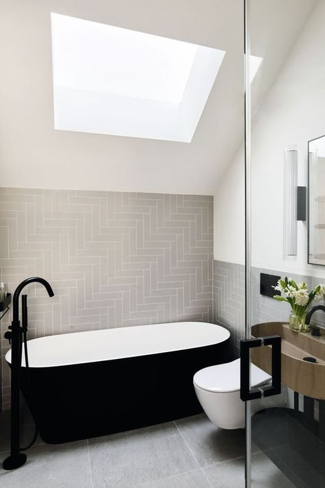 If your bathroom has an awkward shape, these are the clever layout ideas to try, according to interior design experts.

 Design: Carden Cunietti / Photo: Guy Archard 25 Beautiful Homes, Shower Together, Mews House, Interior Design Courses, Interiors Magazine, Bathroom Suite, Bathroom Vanity Units, Cinema Room, Bathroom Floor Tiles