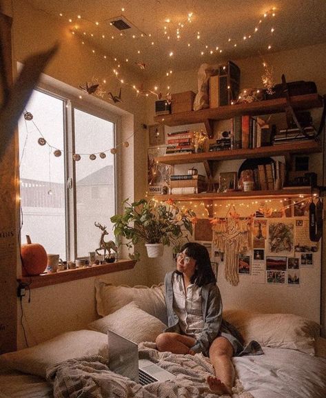 Bedroom Inspiration Cozy, Fairy Lights Bedroom, Pallet Bed, Fall Bedroom, Dekorasi Kamar Tidur, Redecorate Bedroom, Cozy Room Decor, Aesthetic Rooms, Dreamy Room