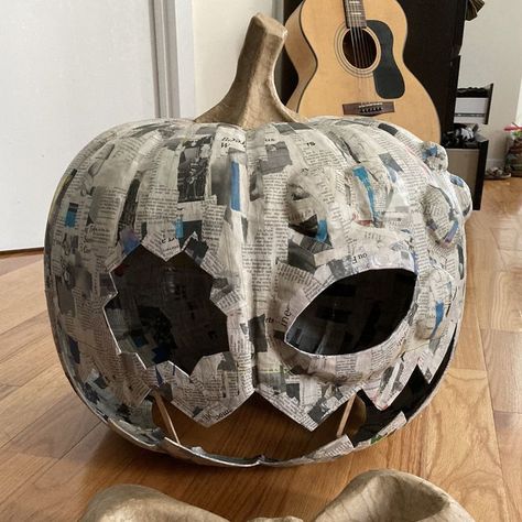 Hellowen Mask Ideas, Making A Paper Mache Mask, Diy Pumpkin Mask Halloween, Things To Make Out Of Paper Mache, How To Make A Pumpkin Head Mask, Diy Pumpkin Paper Mache, Pumpkin Head Tutorial, How To Make A Paper Mache Pumpkin, Papier Mache Pumpkin