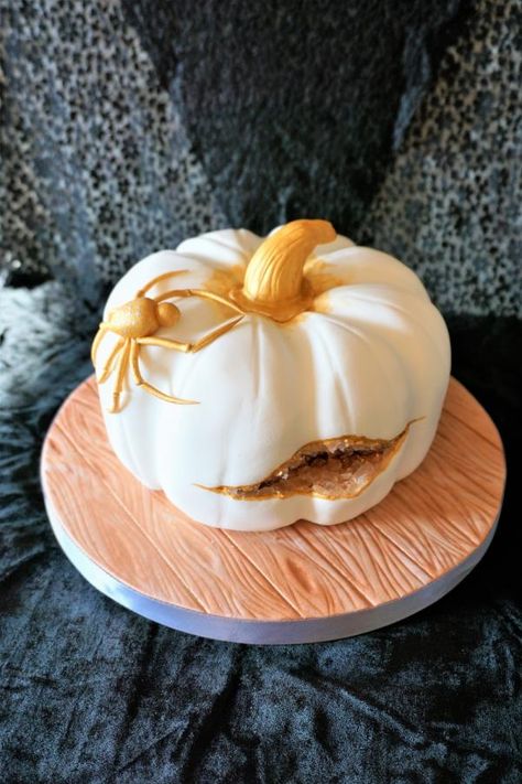 Halloween Pumpkin geode - cake by Nini_cake_design Halloween Pumpkin Cake, Halloween Torte, Halloween Treat Boxes, Geode Cake, Crystal Cake, Halloween Sweets, Gold Pumpkins, Halloween Cake, Cake Designs Birthday