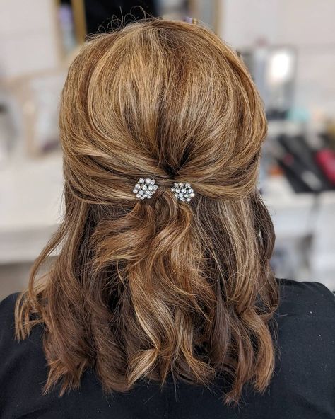 Wedding Hair Fir Mother Of The Bride, Half Up Half Down Wedding Hair Medium Length Mother, Mother Is The Bride Hairstyles, Hairstyles For Mothers Of The Bride, Wedding Hairstyles Mog, Hairstyles For Mother Of Bride Over 50, Mother Of Groom Half Up Half Down Hair, Simple Mother Of The Groom Hairstyles, Half Up Mob Hair