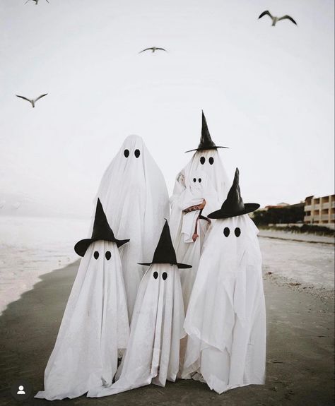 Ghost Family Photoshoot With Dog, Family Photo Halloween, Family Ghost Halloween Costumes, Family Ghost Pictures, Family Ghost Costume Ideas, Pregnant Ghost Costume, Toddler Ghost Photoshoot, Classic Ghost Costume, Ghost Family Portrait