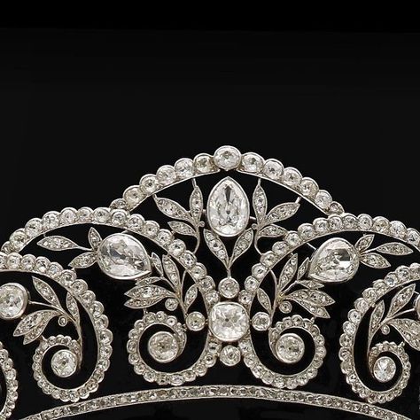 Pauline's Jewellery Box on Instagram: "We are very proud of the sale of this exquisite Art Deco Diamond Tiara. Soon new tiaras will be coming in. Don’t hesitate to contact us with any requests.
•
•
•
#paulinesjewellerybox #pjb #antiquejewelry #antiquejewellery #bijouxanciens #tiara #antiquetiara #antiekejuwelen #artdecojewelry #artdecojewellery" Art Deco Diamond Jewelry, Juicy Jewelry, Royal Tiaras, Diamond Tiara, Fine Jewelery, Chic Earrings, Royal Jewels, Royal Jewelry, Art Deco Diamond