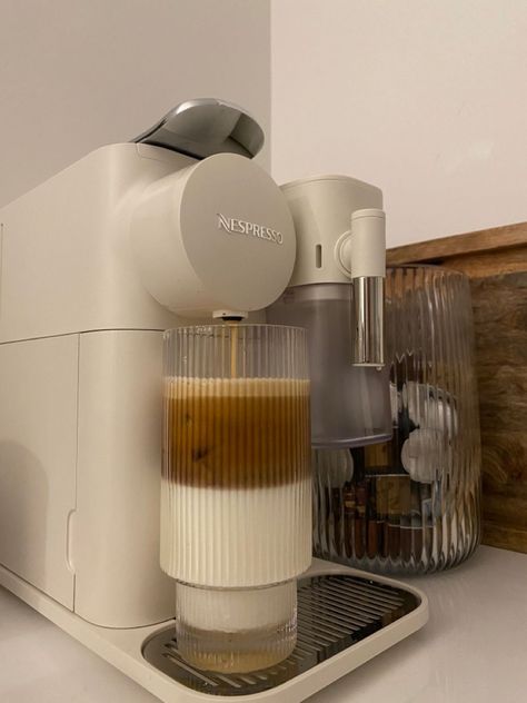 Capsule Coffee Machine, Neutral Kitchen, Coffee Obsession, Coffee Bar Home, Coffee Aesthetic, Coffee Corner, Aesthetic Coffee, Coffee Station, Coffee Love