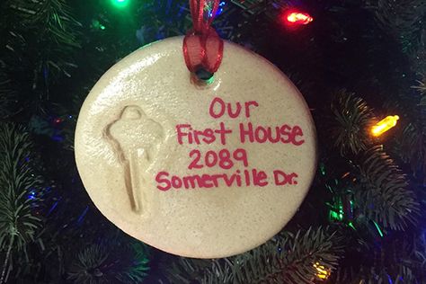 Lombardo Homes offers home decorating DIY tips for making your own house key keepsake ornament. First House Key Ornament, House Key Christmas Ornament, First House Ornament Diy, Key Christmas Ornament, House Key Ornament, First Home Ornament Diy, Lombardo Homes, First Home Key, Home Decorating Diy