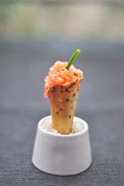 Tartar served in a small cone for easy tasting. Creme Fraiche Recipes, Salmon Tartare, Noodle House, Restaurant Dishes, Molecular Gastronomy, Mini Foods, Creme Fraiche, Sweet Onion, Food Presentation