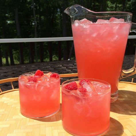 Rasberry Lemonade, Raspberry Lemonade Recipe, Nostalgic Food, Lemonade Recipe, Raspberry Syrup, Pink Drink, Chocolate Cheese, Sweet Tart, Red Raspberry