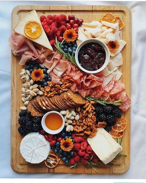 That prosciutto AND salami river 🧀 We also love garnishing with candied oranges in the winter, these are from @traderjoes. See full #SwipeToBuild on @cheesebynumbers a few posts back. #ThatCheesePlate Salami River, French Cheese Plate, Candied Oranges, Plateau Charcuterie, Picnic Plates, Charcuterie Inspiration, Healthy Recipes Easy Snacks, Charcuterie Cheese, Party Food Platters