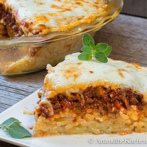 Spaghetti Pie Recipe Easy, Spaghetti Pie Recipe, Baked Spaghetti Pie, Pie Recipe Easy, Spaghetti Pie Recipes, Pie Art, Spaghetti Recipes Easy, Cheesy Spaghetti, Homemade Meat Sauce