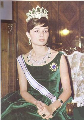 Empress Farah Pahlavi of iran. Mohamed Reza Pahlavi, Empress Farah, Farah Pahlavi, Pahlavi Dynasty, Farah Diba, The Shah Of Iran, Royal Crowns, Royal Tiaras, Royal Jewels