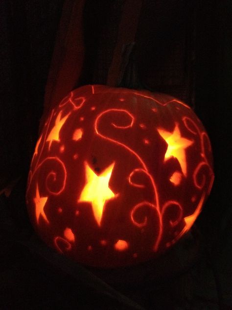 Classic Halloween Pumpkin Carving, Carved Pumpkins Ideas Aesthetic, Pumpkin Carving Aesthetic Ideas, Pumpkin Carving Stars, Whimsical Pumpkin Carving, Whimsigoth Pumpkin, Star Pumpkin Painting, Pumpkin Carving Ideas Stars, Pumpkin Inspo Carving