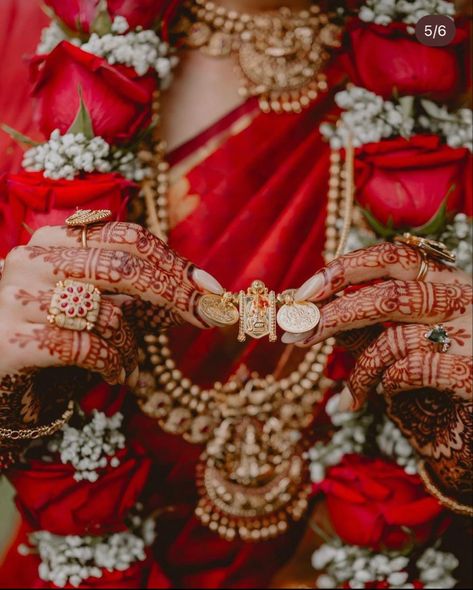 Hindu Marriage Aesthetic, South Indian Bride Photography Poses, Tamil Brahmin Wedding, Tamil Marriage Photography, Tamil Wedding Aesthetic, Hindu Wedding Aesthetic, Bridal Poses Indian Wedding Photos, Indian Marriage Aesthetic, South Indian Wedding Aesthetic