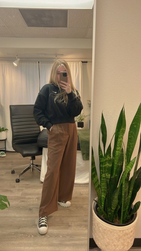 Brown Trousers Winter Outfit, Wide Leg Brown Pants Outfit Winter, Outfits With Brown Wide Leg Pants, Black Wide Leg Pants Outfit Converse, Brown Wide Leg Outfit, Brown Wide Leg Pants Outfit Casual, Brown Trousers Outfit Winter, Flowy Brown Pants Outfit, Brown Pants Winter Outfit