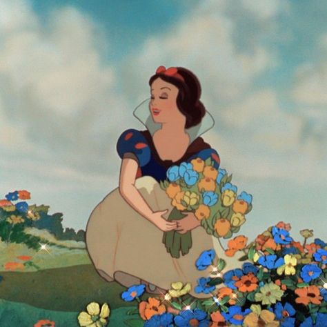 Snow White Wallpaper, Old Disney Movies, Vintage Disney Princess, Disney Princess Snow White, Snow White Disney, Disney Icons, Snow White And The Seven Dwarfs, 캐릭터 드로잉, Old Disney